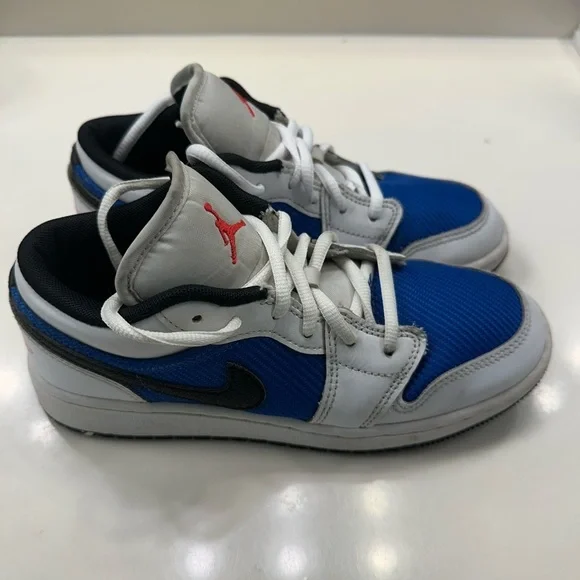 Air Jordan 1 Low SE sneakers blue, white, and black colorway size 3.5Y Logo - Picture 3 of 6